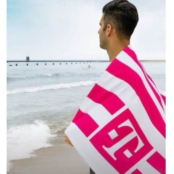 T-Mobile Beach Towel New In Package - Picture 2 of 2